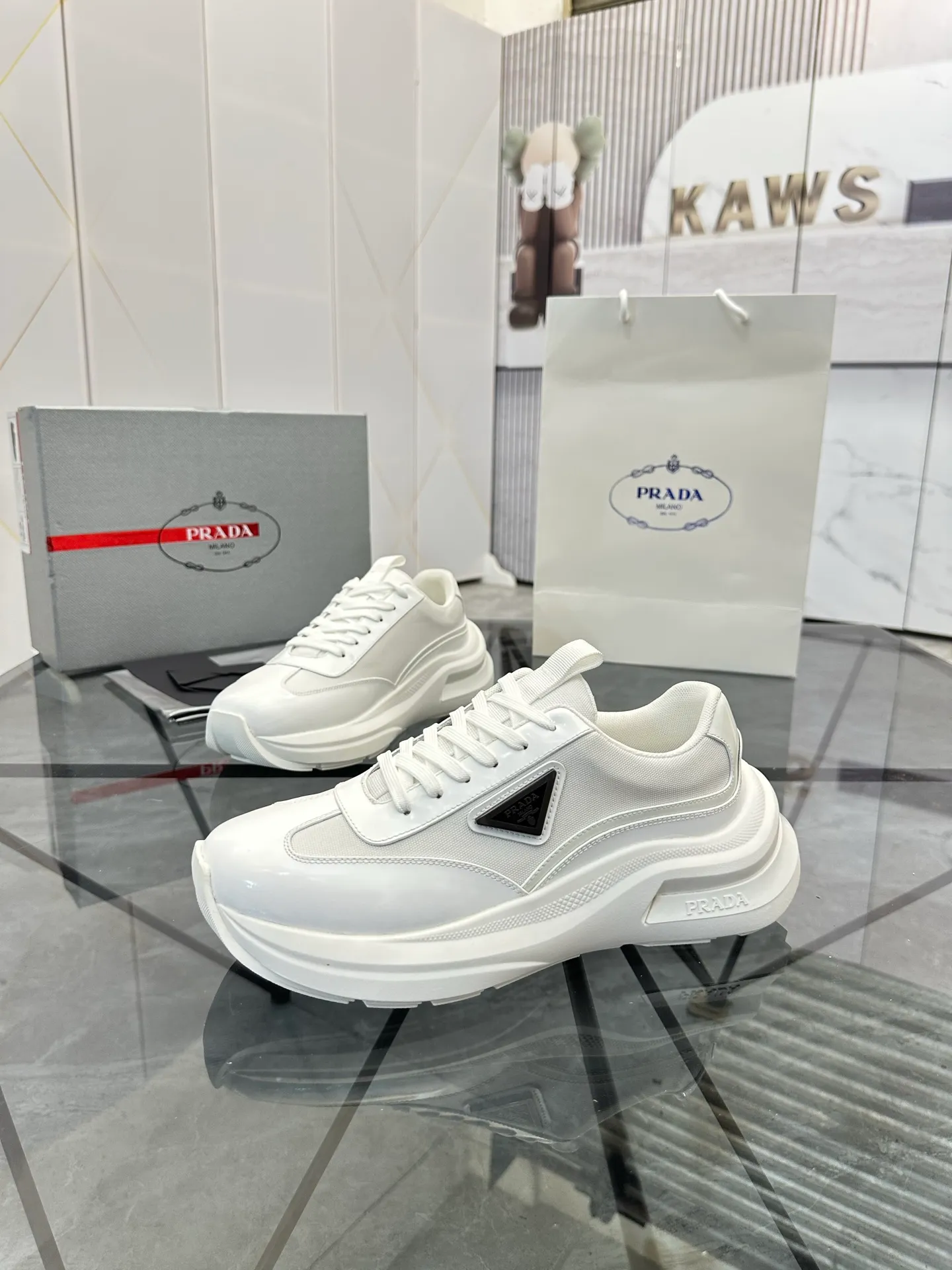Men's shoes: 💰P680¥ High-end top quality Product trademark: Prada *"Prada*" low-top casual shoes Regular size: 38-45 (can be customized to 46) Product materials: Upper imported cowhide spliced ​​with breathable mesh, breathable lining, cowhide foot pads, original ultra-light foam outsole. No.: 001